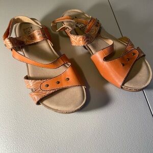 L'Artiste Orange Sandals Sz 40 Leather Floral Quilana Wedge Heel Straps Summer